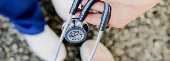 Une vidéo montrant une main tenant un stéthoscope.
