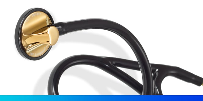 Un stéthoscope noir avec un pavillon doré.
