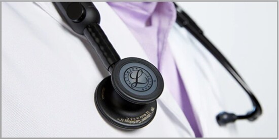 Un Stéthoscope numérique CORE Littmann® 3M(MC) noir autour du cou d’un médecin.
