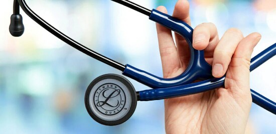 Une main tenant un Stéthoscope Cardiology IV Littmann pour l’auscultation diagnostique.
